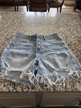 High-Waist Light Blue Distressed Denim Shorts with Frayed Hem